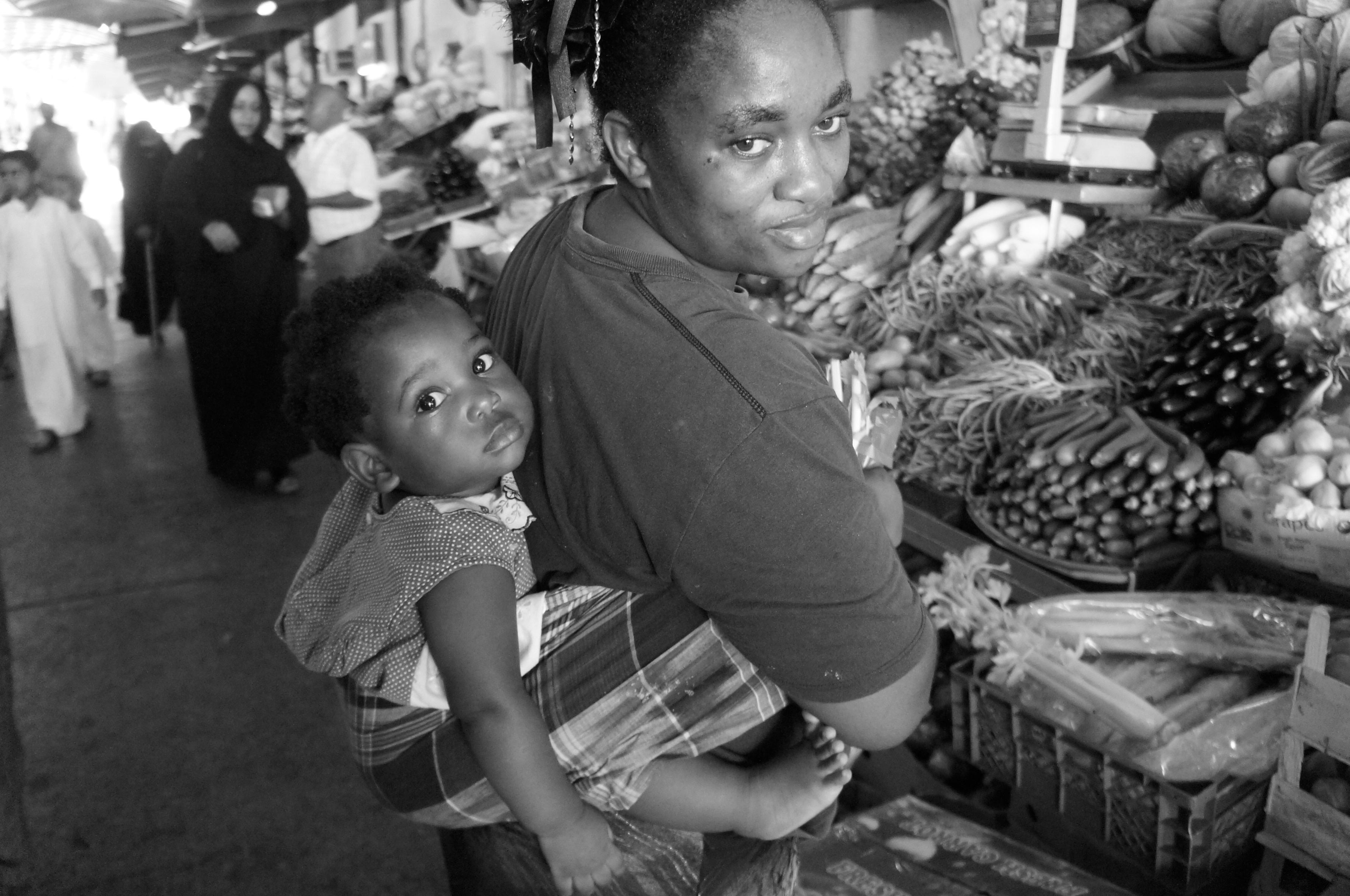 Sırtında çocuğunu taşıyan anne